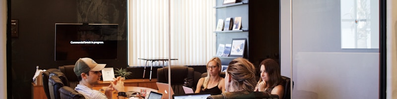 佰富彩数据沙盘展示实时比赛统计与图表